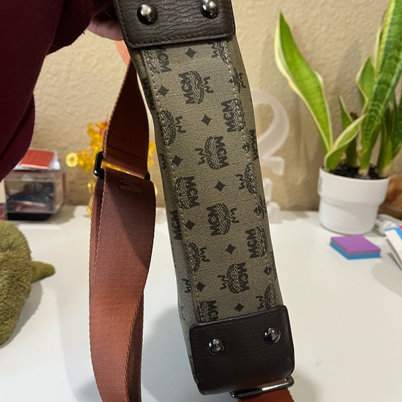 MCM MESSENGER BAG - Picture 7 of 16